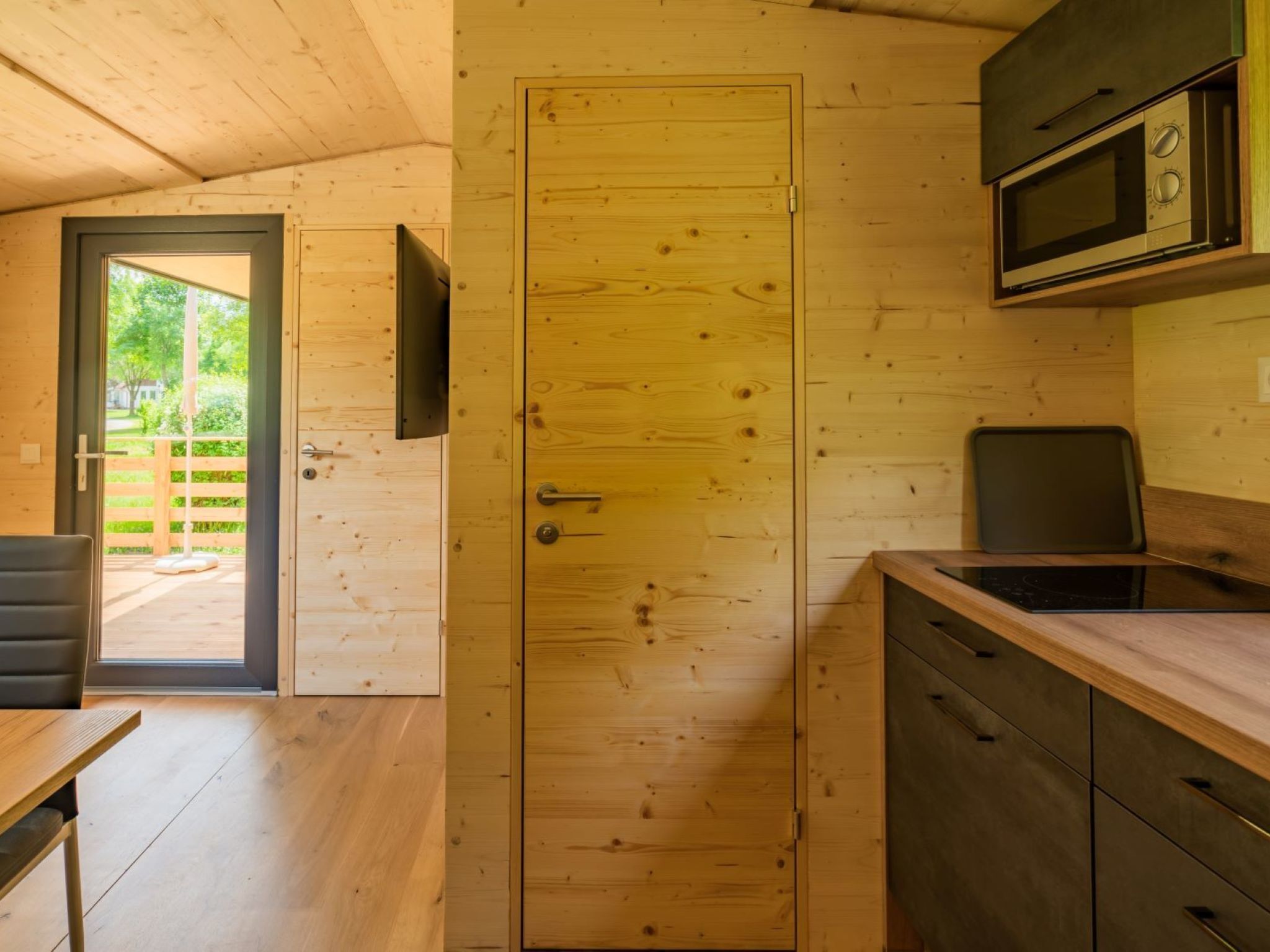 Kühlschrank, Mikrowelle, Kochgeschirr/Geschirr/Besteck