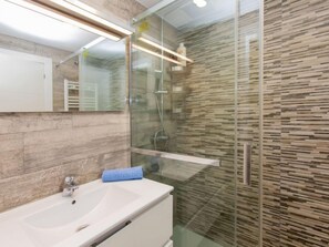 Secador de pelo y toallas