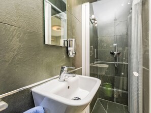 Een haardroger, handdoeken