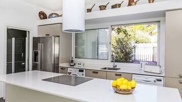 Een koelkast, een magnetron, een oven, een vaatwasser