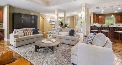 Villa with 30ft PrivateDeck, All Ensuite Bathrooms,ClubhousePool, Golf, GameArea