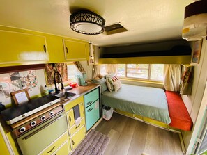 1 bedroom, WiFi, bed sheets - VCT#1 The Real Teal - Vintage Camper -Glamping W/Lake Views (San Diego County)