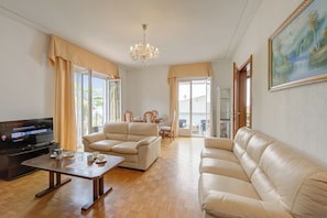 Familienapartment, 2 Schlafzimmer (Casa Daly) | Wohnzimmer | 21-Zoll-Flachbildfernseher mit Kabelempfang