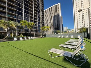 Property grounds - Newly renovated! FREE PARKING, Koolau Mountain, Golf Course & City Views! (Honolulu)