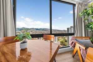 Interior - Newly renovated! FREE PARKING, Koolau Mountain, Golf Course and City Views! (Honolulu)