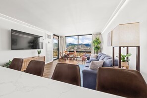 Smart TV - Newly renovated! FREE PARKING, Koolau Mountain, Golf Course and City Views! (Honolulu)