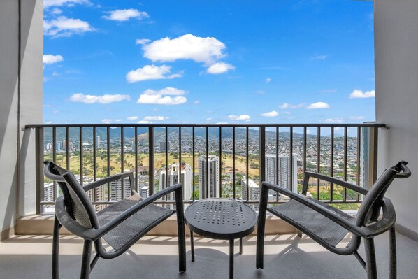 Property grounds - Newly renovated! FREE PARKING, Koolau Mountain, Golf Course and City Views! (Honolulu)