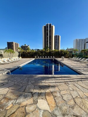 Outdoor pool - Newly renovated! FREE PARKING, Koolau Mountain, Golf Course and City Views! (Honolulu)