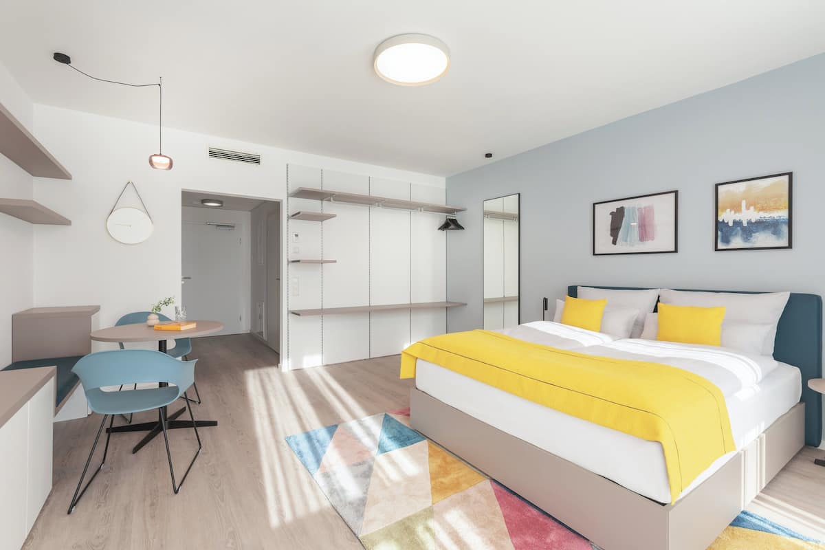 Caja fuerte, sistema de insonorización, wifi gratis y ropa de cama