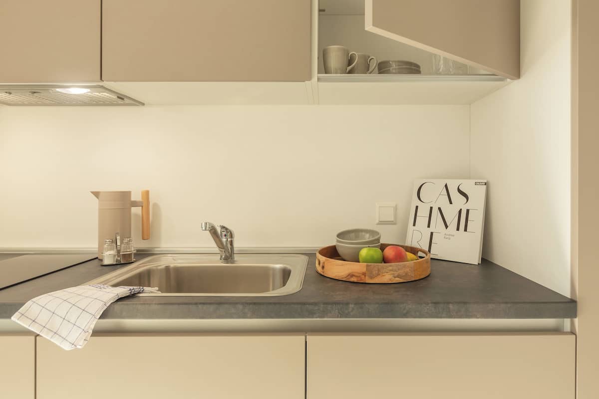 Kühlschrank, Herdplatte, Espressomaschine