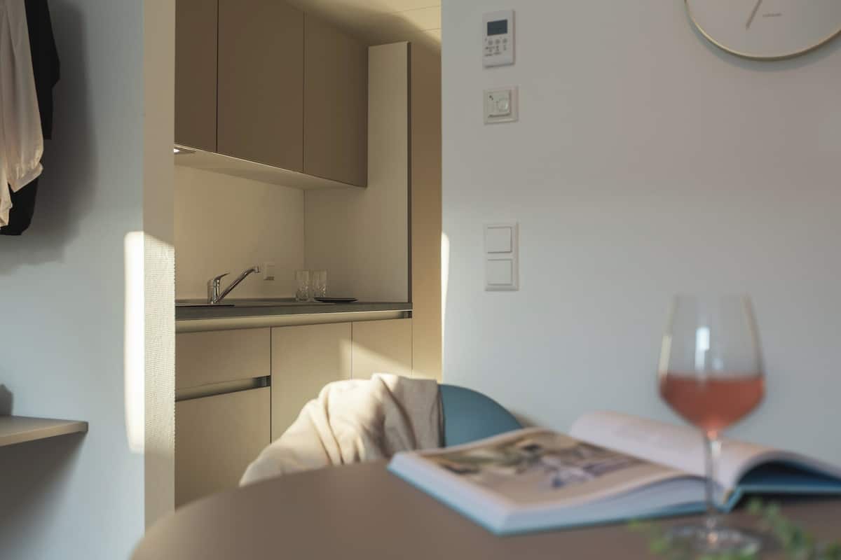 Zimmersafe, Verdunkelungsvorhänge, schallisolierte Zimmer