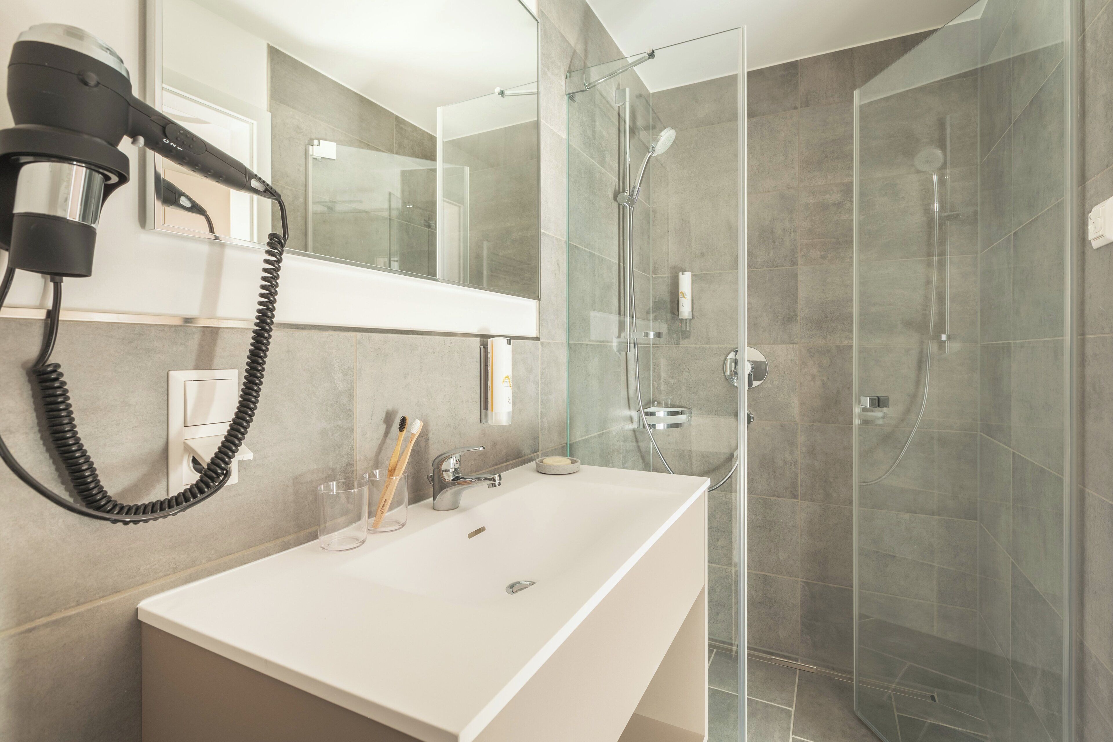 Douche, sèche-cheveux, serviettes fournies, savon