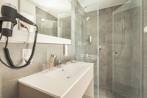 Shower, hair dryer, towels, soap - Candlewood Suites Heidelberg by IHG (Heidelberg)