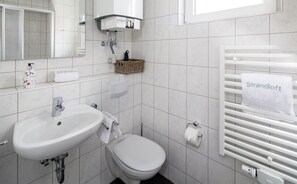 Dusche, Haartrockner, Handtücher, Toilettenpapier