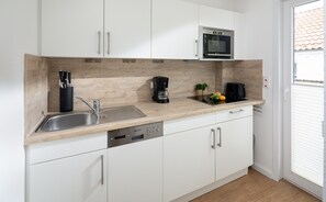 Kühlschrank, Mikrowelle, Herdplatte, Geschirrspüler