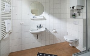 Dusche, Haartrockner, Handtücher, Toilettenpapier