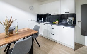Kühlschrank, Mikrowelle, Herdplatte, Geschirrspüler