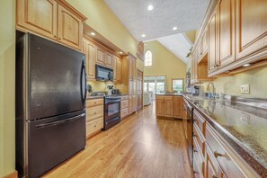 Fridge, microwave, oven, stovetop - Located in the heart of downtown Saugatuck, Tootsie's Place offers spectacular (Saugatuck)