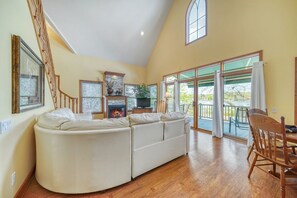 Smart TV - Located in the heart of downtown Saugatuck, Tootsie's Place offers spectacular (Saugatuck)