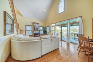 Living area - Enjoy a serene stay at Tootsie's Place, a 2-bedroom condo with water views in Saugatuck. (Saugatuck)