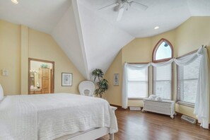 2 bedrooms, iron/ironing board, Internet