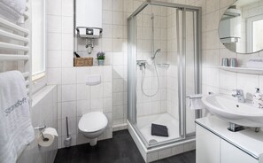 Suihku, hiustenkuivaaja, pyyhkeet, vessapaperi