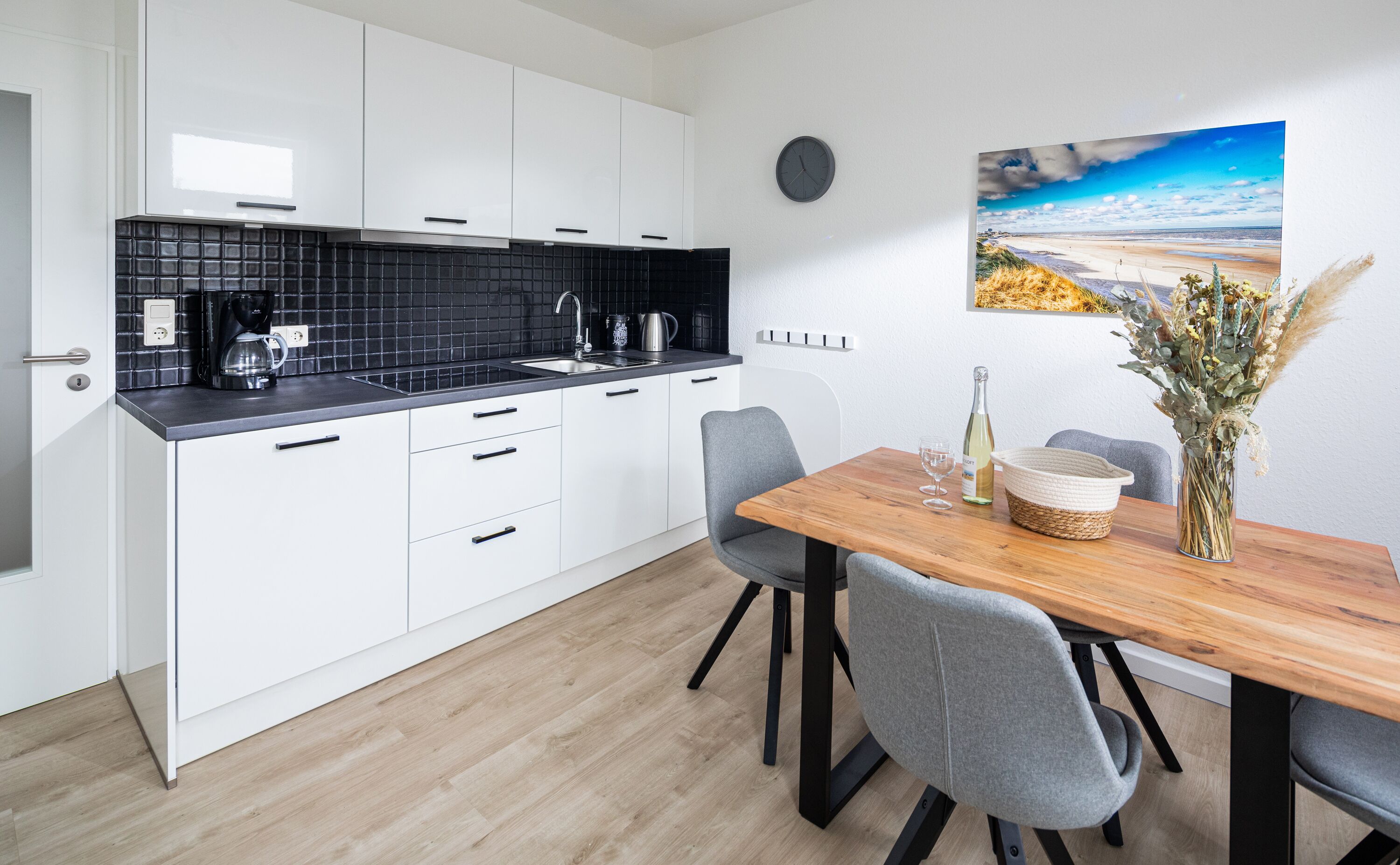 Kjøleskap, mikrobølgeovn, kokeplater og oppvaskmaskin