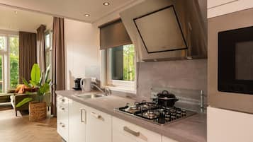 Fridge, microwave, stovetop, dishwasher