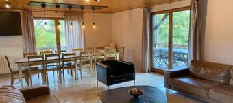 Casa en Heure con piscina y sauna