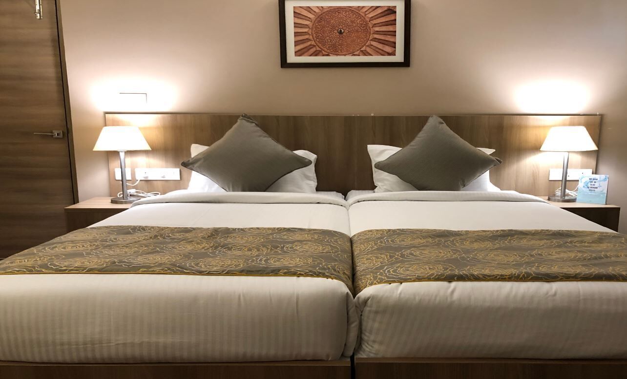Kahden hengen deluxe-huone (yksi tai kaksi sänkyä), 2 makuuhuonetta, vuoristonäköala | Pillowtop-patjalliset sängyt, työpöytä, ilmainen Wi-Fi, vuodevaatteet