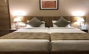 Quarto casal ou duplo luxo, 2 quartos, vista para a montanha | Camas com colchões pillow-top, escrivaninha, Wi-Fi de cortesia