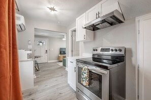 Frigorifero, microonde, forno, piano cottura