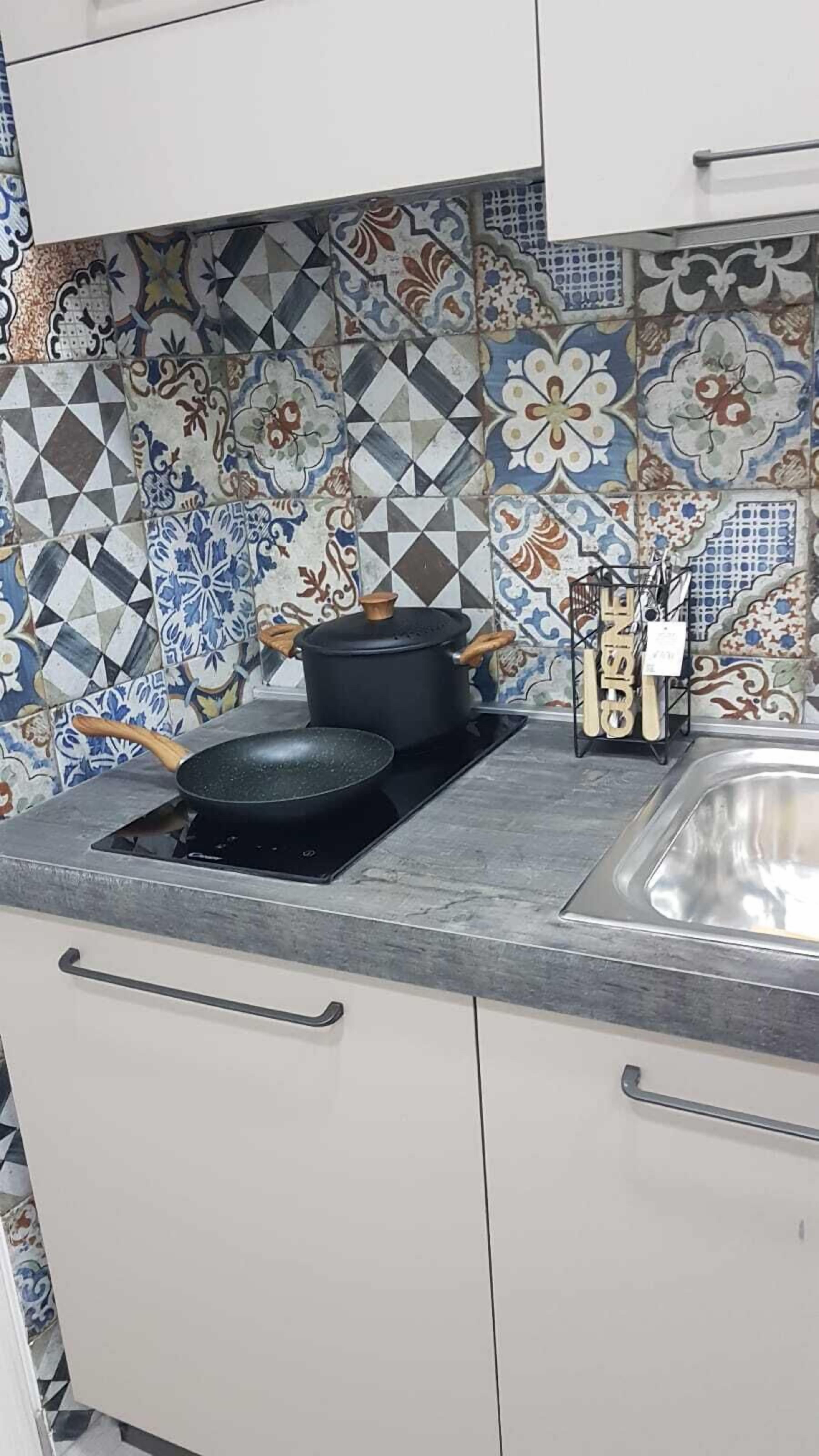 Frigorifero, piano cottura, lavastoviglie, bollitore elettrico