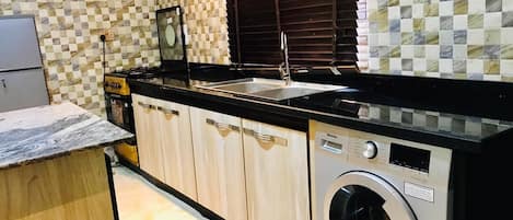 Réfrigérateur, four à micro-ondes, un four, surface de cuisson