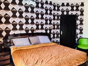 3 bedrooms, desk, iron/ironing board, free WiFi