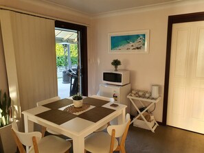 Dining - The Junction Estate. Cool, Calm and Cozy. (Wallerawang)