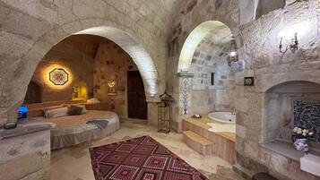 KHAN SUITS | Italienske lagner fra Frette, premium-sengetøj, minibar