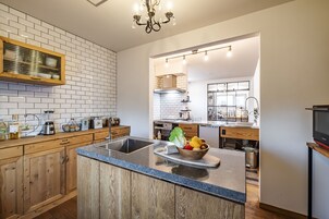 Full-sized fridge, microwave, oven, stovetop