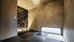 A modern interior with a large window, a textured wall, and a geometric floor pattern. - Antiques Inuyama (Inuyama)