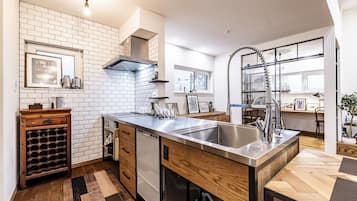 Casa | Cucina privata | Frigorifero con congelatore, microonde, forno, piano cottura