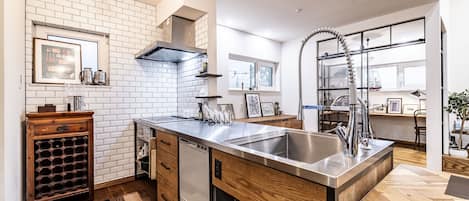 Huis | Privékeuken | Een koelkast/vriezer, een magnetron, een oven, een kookplaat