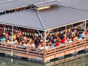Outdoor dining - BRAND NEW LISTING DISCOUNT - The Crow's Nest at Turtle Bay Marina (Old hickory)