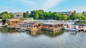 Un restaurant situé au bord de la rivière, avec une terrasse et un quai.
