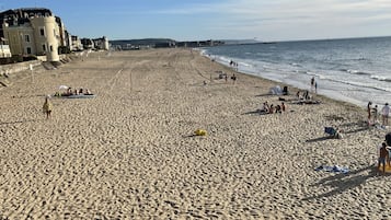Vlak bij het strand, ligstoelen