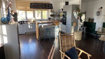 Een koelkast, een microgolfoven, een oven, een kookplaat