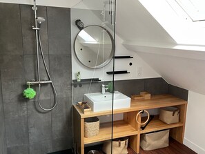 Dusch, bubbelbadkar, gratis toalettartiklar och hårtork