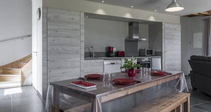 Gßtes rénovés à la ferme, terrasse et ambiance scandinave