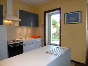 Fridge, microwave, oven, stovetop - Quiet house in town center, all shops, beach nearby. (Le Château-d'Oléron)