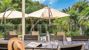 Outdoor dining - The Byron Pavilion - Nestled in the heart of Byron, park the car and walk everywhere. (Byron Bay)