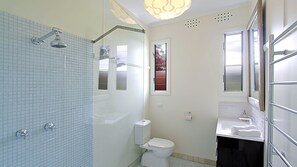 A bathroom with a shower, toilet, and sink. - The Byron Pavilion - Nestled in the heart of Byron, park the car and walk everywhere. (Byron Bay)